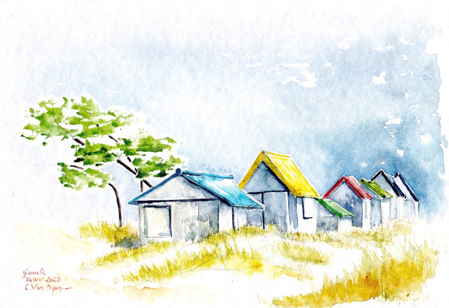Un alignement de cabanes de bois aux toits colorés, posées sur une dune